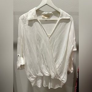 Vici boutique- white front cropped blouse with a hook closure on neck